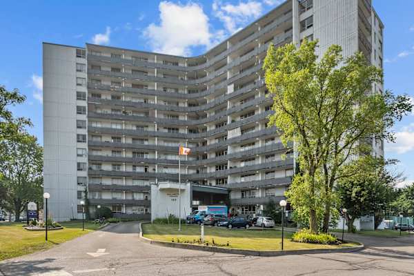 Wellington Square Apartments property